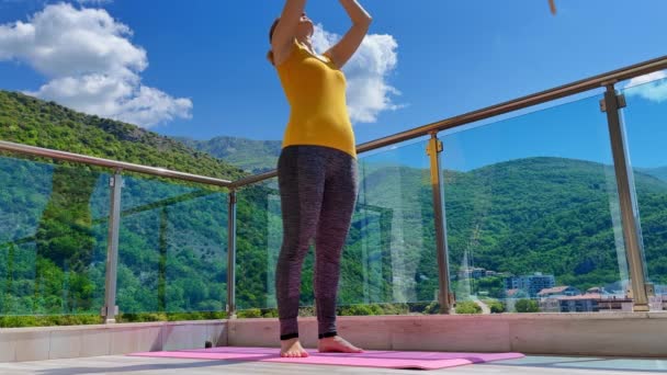 Zeitlupenvideo Einer Jungen Frau Praktiziert Yoga Auf Einer Modernen Wohnterrasse — Stockvideo