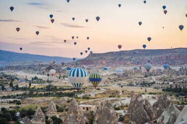 Türkiye 'nin Kapadokya üzerinde uçan renkli sıcak hava balonu.