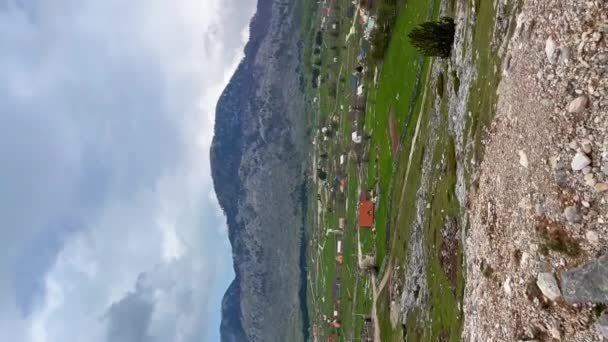 Θέα Στην Κοιλάδα Χωριό Κορίτα Μέσα Όμορφο Τοπίο Μαυροβουνίου — Αρχείο Βίντεο