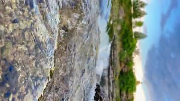電話で撃たれた モンテネグロの首都でいわゆるナイアガラの滝のスローモーションビデオ Podgorica — ストック動画