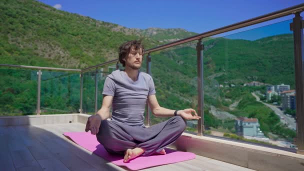 Ung Man Övar Yoga Modern Lägenhet Terass Med Berg Och — Stockvideo
