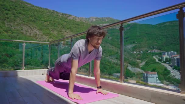 Joven Está Practicando Yoga Moderno Apartamento Terace Con Montañas Mar — Vídeos de Stock