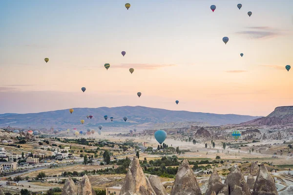 Barevný Horkovzdušný Balón Letící Nad Cappadocia Turecko — Stock fotografie
