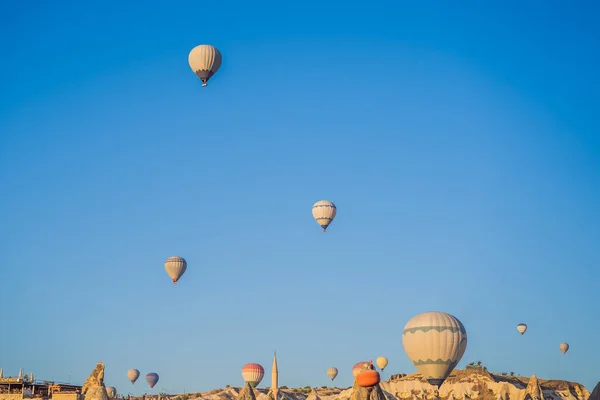 Barevný Horkovzdušný Balón Letící Nad Cappadocia Turecko — Stock fotografie
