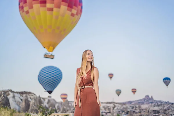 Turistka Dívá Horkovzdušné Balónky Cappadocii Turecko Šťastné Cestování Turecku Žena — Stock fotografie