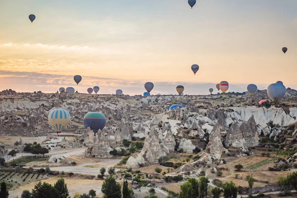 Türkiye Nin Kapadokya Üzerinde Uçan Renkli Sıcak Hava Balonu — Stok fotoğraf