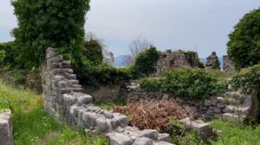 Eski barın harabelerinin yavaş çekim videosu ya da Stari Grad. Baro şehrine yakın eski bir yerleşim yeri yok edildi. Karadağ 'ın tatil beldeleri.