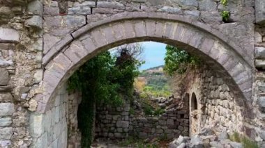 Eski barın harabelerinin yavaş çekim videosu ya da Stari Grad. Baro şehrine yakın eski bir yerleşim yeri yok edildi. Karadağ 'ın tatil beldeleri.