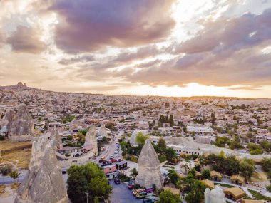 Kapadokya dağlarının ve mağara evlerinin muhteşem manzarası. Türkiye.