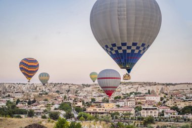 Türkiye 'nin Kapadokya üzerinde uçan renkli sıcak hava balonu.