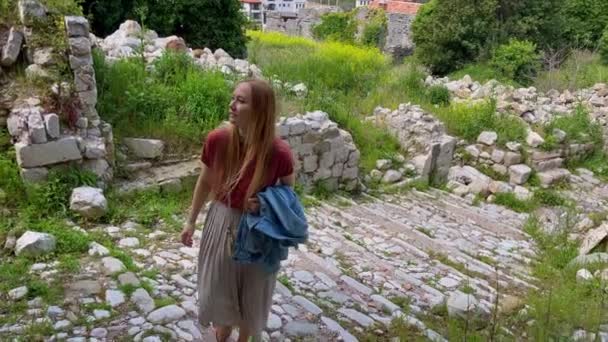Slowmotion Video Young Woman Visits Ruins Bar Old City Stari — 图库视频影像