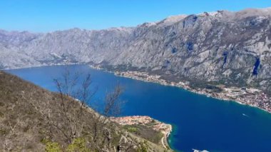 Yukarıdaki dağın tepesinden Boka-Kotor koyuna bak. .
