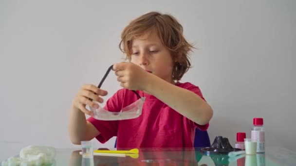 Любопытный Мальчик Проводит Дома Научные Эксперименты Исследуя Открывая Чудеса Науки — стоковое видео