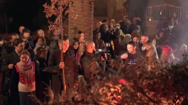 2022 Budva Monetengro Grupul Creștinilor Sărbătorește Badni Dan Picioare Piață — Videoclip de stoc