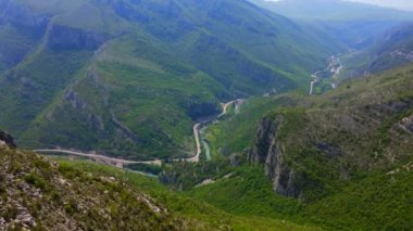 Hava videosu. Karadağ-Arnavutluk sınırındaki ünlü bir kanyon olan Grlo Sokolovo 'ya giden Cijevna nehri kanyonu. Karadağ 'a Seyahat.