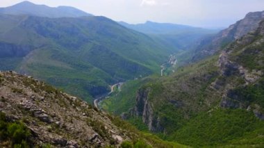 Hava videosu. Karadağ-Arnavutluk sınırındaki ünlü bir kanyon olan Grlo Sokolovo 'ya giden Cijevna nehri kanyonu. Karadağ 'a Seyahat.
