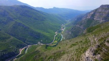 Hava videosu. Karadağ-Arnavutluk sınırındaki ünlü bir kanyon olan Grlo Sokolovo 'ya giden Cijevna nehri kanyonu. Karadağ 'a Seyahat.