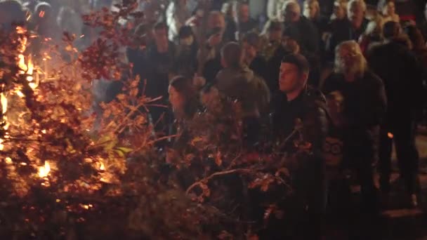 2022年1月6日 Monetengro的Budva 一群基督徒站在教堂旁边的广场上庆祝Badni Dan 他们焚烧橡木枝头以获得未来一年的祝福 — 图库视频影像