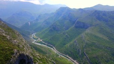 Hava videosu. Karadağ-Arnavutluk sınırındaki ünlü bir kanyon olan Grlo Sokolovo 'ya giden Cijevna nehri kanyonu. Karadağ 'a Seyahat.