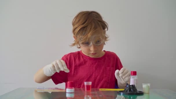 Ciekawy Chłopiec Prowadzi Eksperymenty Naukowe Domu Badając Odkrywając Cuda Nauki — Wideo stockowe