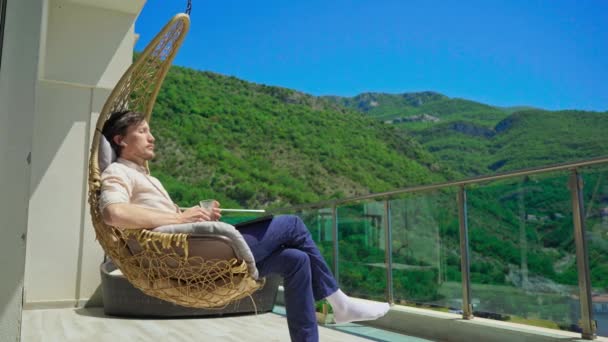 Joven Relajándose Balcón Tomando Café Rodeado Paisajes Montaña Una Cómoda — Vídeos de Stock