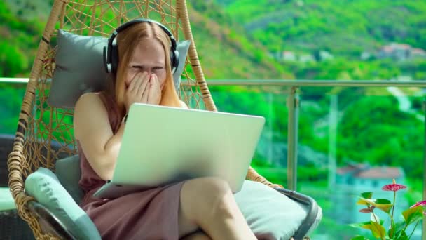 Young Woman Relaxed Balcony Swinging Surrounded Breathtaking Mountain Scenery Focused — Vídeo de Stock