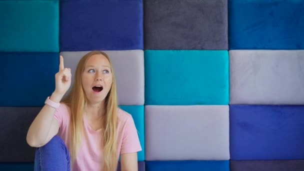 Молодая Женщина Окружена Фоне Серых Синих Прямоугольников Порыв Вдохновения Поразил — стоковое видео