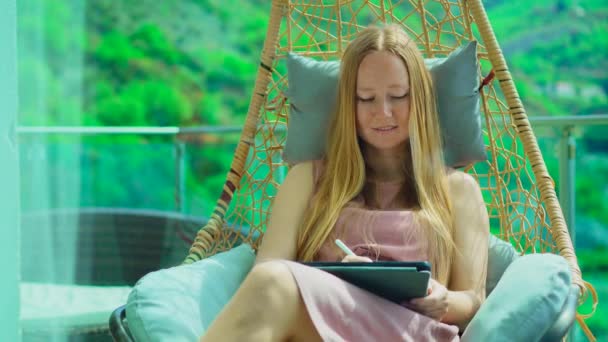 Jonge Vrouw Het Balkon Omgeven Door Bergen Landschap Creëren Tablet — Stockvideo