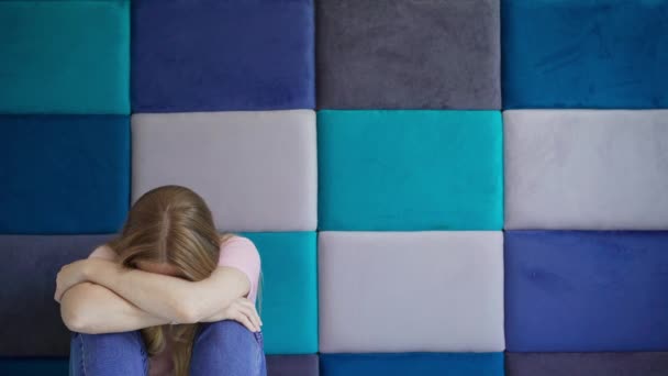 Una Giovane Donna Siede Mezzo Interessante Sfondo Rettangoli Grigi Blu — Video Stock