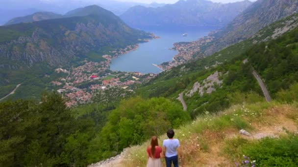Пара Туристов Мужчина Женщина Посещают Извилистую Змею Котор Цетинье Черногории — стоковое видео
