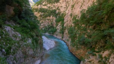 Karadağ 'daki büyüleyici Moracha Nehri kanyonunun hava görüntüsü. Görkemli doğal manzaranın üzerinde süzülür yükselen uçurumların, kristal berrak nehrin ve yemyeşil nehrin çarpıcı hava görüntülerini yakalar.