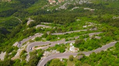 Bu stok videosunda Karadağ 'daki Kotor-Cetinje yılanının çarpıcı hava manzarası sergileniyor. Engebeli dağ manzarasının içinden geçen dolambaçlı yol gerçekten görülmeye değer bir manzara. Yakalandı.