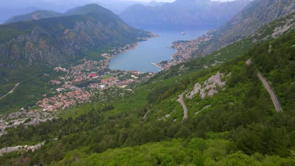 Пара Туристів Жінка Відвідують Звивисту Котор Сетиньську Змію Чорногорії Насолоджуючись — стокове відео