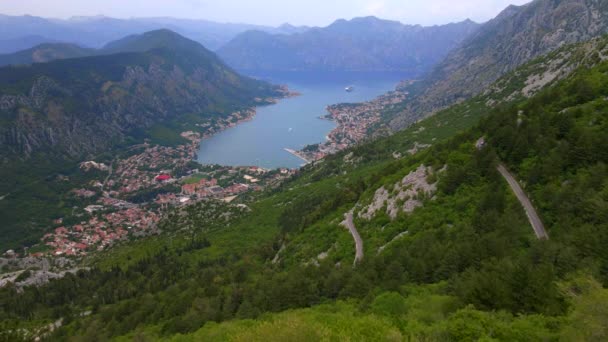 Grupo Turistas Dos Mujeres Sus Hijos Visitan Serpentina Kotor Cetinje — Vídeo de stock