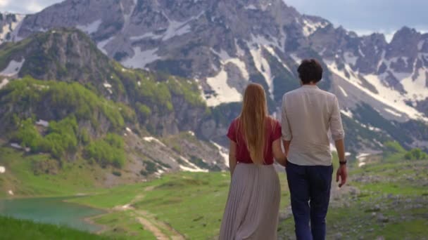 Young Couple Dressed Casual Clothes Takes Leisurely Stroll Lush Valley — Stockvideo