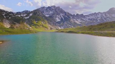 Bu çarpıcı insansız hava aracı Karadağ 'ın kuzey kesimindeki Durmitor Ulusal Parkı' nın nefes kesici güzelliğini çekiyor. Bir İHA tarafından çekilen hava görüntüsü, nefes kesici bir perspektif sunuyor.