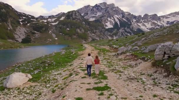 Aerial Video Young Couple Dressed Casual Clothes Takes Leisurely Stroll — Stock videók