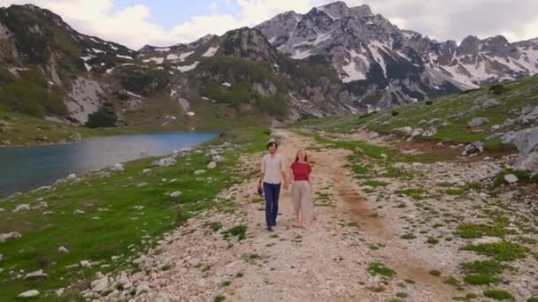 Aerial Video Young Couple Dressed Casual Clothes Takes Leisurely Stroll — Stockvideo