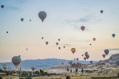 Türkiye 'nin Kapadokya üzerinde uçan renkli sıcak hava balonu.