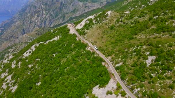 这段令人叹为观止的航拍镜头捕捉到了黑山蜿蜒的科托尔 采蒂涅蛇 展示了它美丽的风景和戏剧性的曲折变化 令人惊艳的博卡 科托尔湾在下面可见 — 图库视频影像