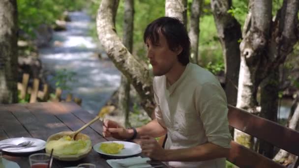 Video Klipte Genç Bir Adam Geleneksel Karadağ Veya Balkan Yemeği — Stok video