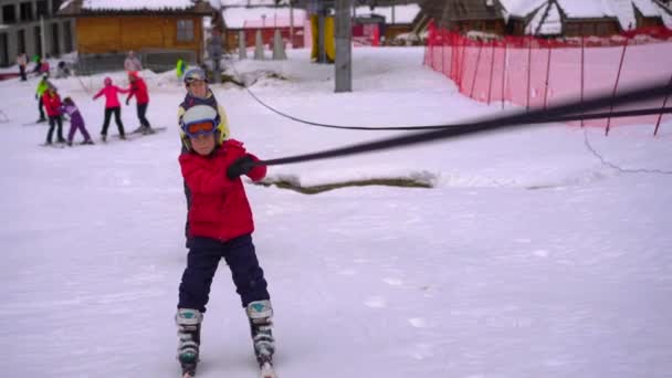 Vrouw Haar Zoontje Leren Skiën Gaan Heuvel Met Een Skilift — Stockvideo