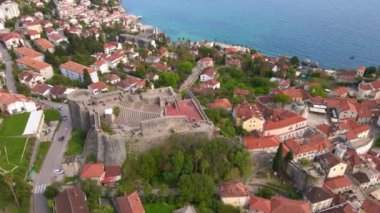 Kanli Kula Kalesi 'nin ya da Boka Kotor Körfezi' nin girişindeki Herceg Novi 'nin merkezindeki kanlı kulenin klibi. Karadağ 'ın tatil beldeleri.