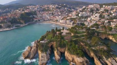 Hava videosu. Karadağ 'ın güney kesimindeki bir kıyı kenti olan Ulcinj' in yavaş çekimleri. Karadağ 'ın tatil beldeleri.