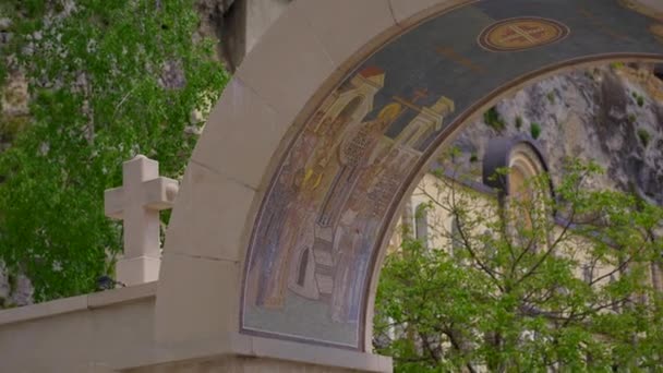Zbliżenie Bram Wejściowych Klasztoru Ostrog Lub Monasterio Ostrog Czarnogórze Ważne — Wideo stockowe
