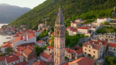 Karadağ 'ın Perast kentinin büyüleyici hava manzarası, Saint Nikolas kilisesindeki çan kulesinin odak noktası olarak göze çarpıyor. İnsansız hava aracı ile çekilen görüntüler şehri ele geçiriyor.