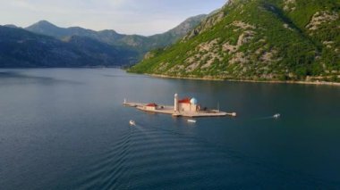 Kotor Körfezi 'ndeki insan yapımı bir adada bulunan Kayaların Leydisi' nin çarpıcı kilisesi bir dron tarafından ağır çekimde ele geçirildi. Kiliselerin mimarisinin karmaşık ayrıntıları sergileniyor.
