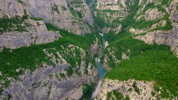 Εναέρια Βίντεο Από Εκπληκτικό Φαράγγι Του Ποταμού Μοράτσα Στο Μαυροβούνιο — Αρχείο Βίντεο