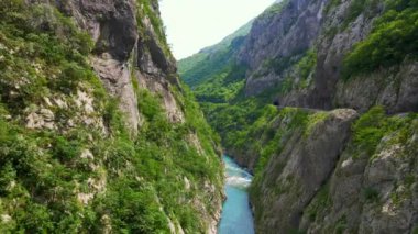Karadağ 'daki büyüleyici Moracha Nehri kanyonunun hava görüntüsü. Görkemli doğal manzaranın üzerinde süzülür yükselen uçurumların, kristal berrak nehrin ve yemyeşil nehrin çarpıcı hava görüntülerini yakalar.
