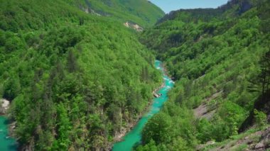 Bu çarpıcı video Montenegros Tara Nehri Kanyonu 'nun nefes kesici güzelliğini gözler önüne seriyor. Kuşbakışı çekilen görüntüler kanyonların at nalı şeklini ve kristal berrak suyunu yakalıyor.